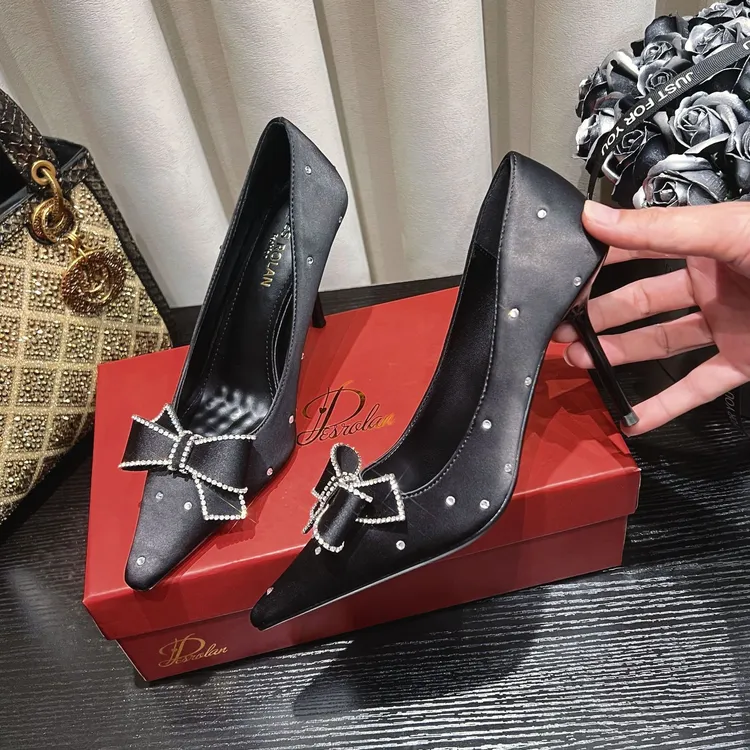 【Zyan推荐】2025秋季新款波点水钻蝴蝶结方头黑色高跟鞋女细跟单鞋