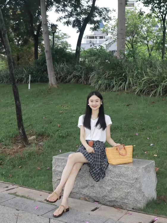 夏季2025新款韩系简约V领短袖白色t恤高腰复古不规则格纹半身裙