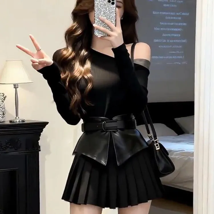 纯欲风黑色斜领露肩连衣裙女2025冬季新款收腰时尚独特绝美百褶裙