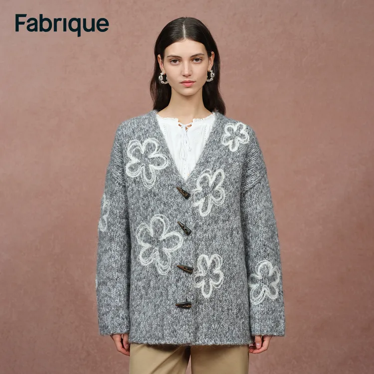 Fabrique Ayanna 烟灰混色加厚绵羊毛粗棒针刺绣花朵绵针织开衫
