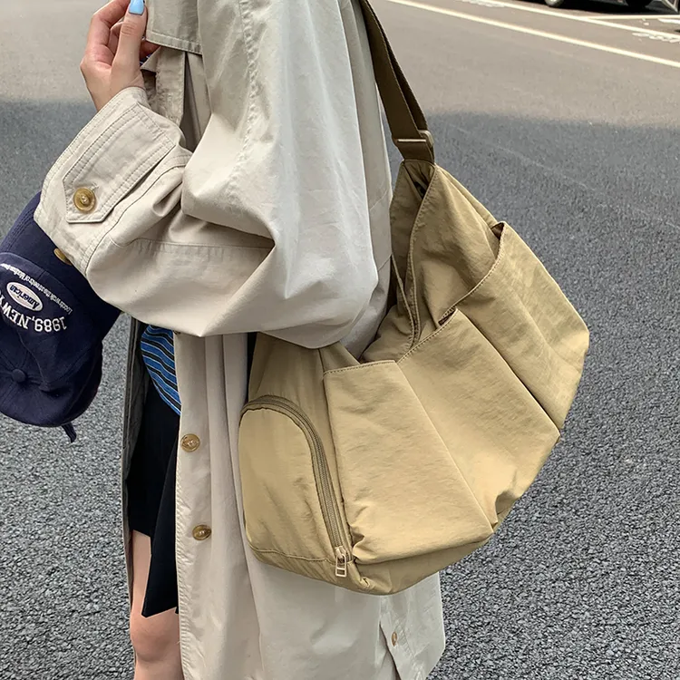 简约ins轻便大容量斜挎包包女式小众慵懒风通勤单肩包旅行健身包