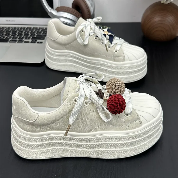 真皮挂件贝壳头小白鞋女2025秋新款厚底松糕轻便运动休闲百搭板鞋