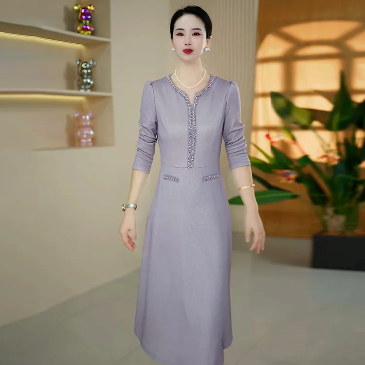 端庄大气轻奢连衣裙女2025秋季新款妈妈装气质百搭减龄中长款裙子