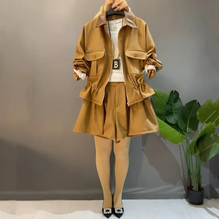 胖妹妹欧货新款气质减龄显瘦巴恩风收腰时髦外套短裤洋气套装复古