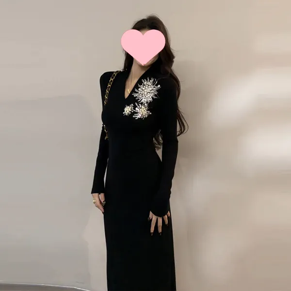 刺绣V领连衣裙秋冬2025新款收腰显瘦气质高腰花朵高级感长袖裙子