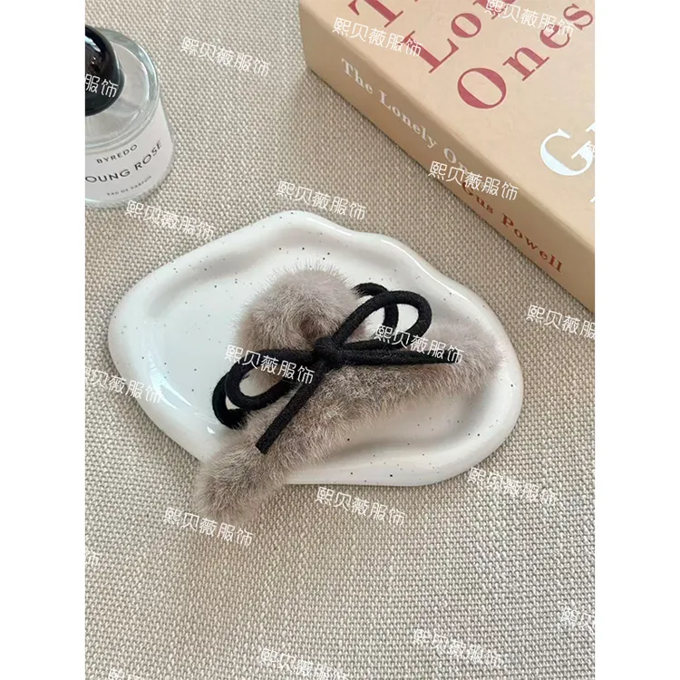 熙贝薇6 高级感毛毛蝴蝶结抓夹鲨鱼夹后脑勺发夹 G5691