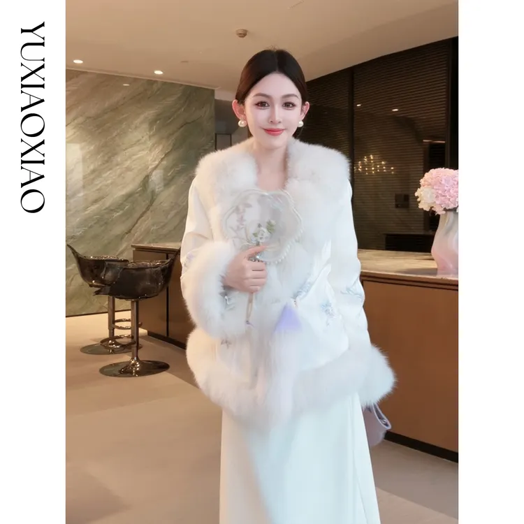 余潇潇【倾城雪女】中式古典感刺绣提花拼接狐狸毛90鹅绒V领羽绒服