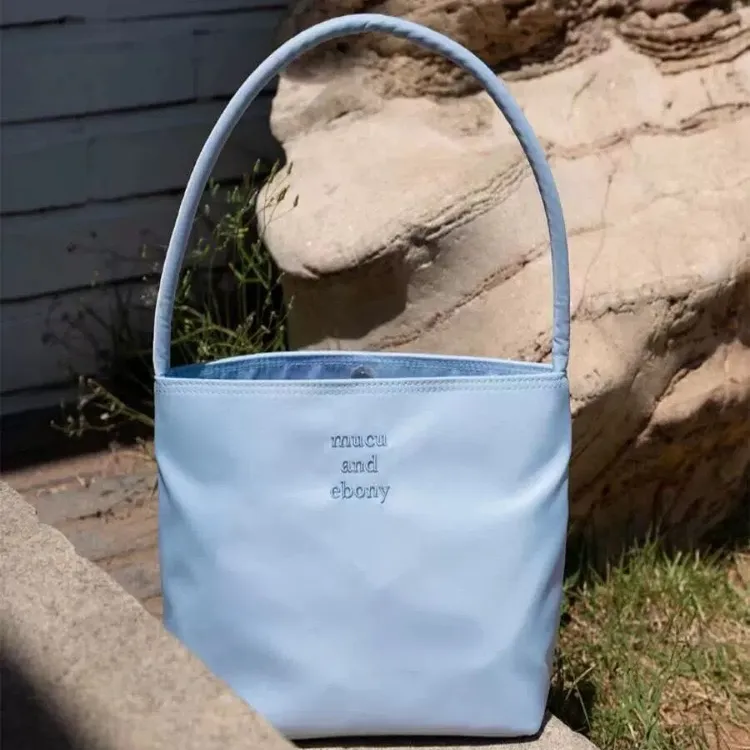 韩国时尚刺绣高弹防水尼龙百搭休闲腋下大容量单肩女桶包