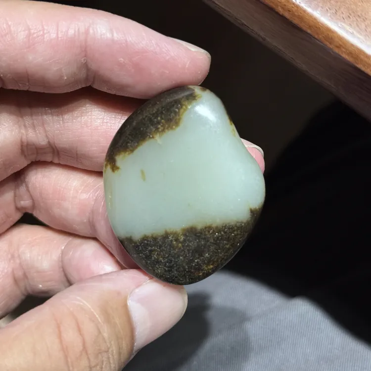 【与籽成说】21.5g天然新疆和田玉天地黑皮挂件