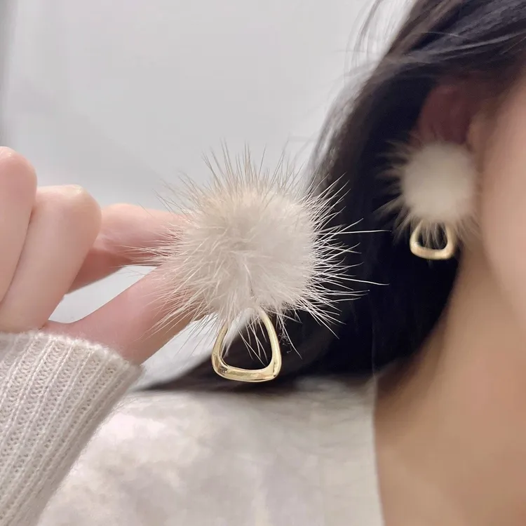 合金耳饰 秋冬流苏热销白色毛绒耳饰品耳钉女小众设计感耳环复古