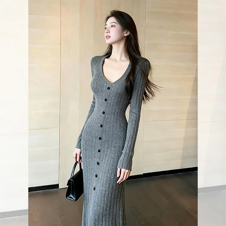女装洋气时髦气质灰色V领包臀长裙秋冬高级感内搭打底针织连衣裙