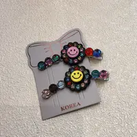 C223黄粉色太阳花笑脸闪闪弯刀边夹一对