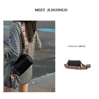 JLNUONUO   绣花肩带街头小桶包