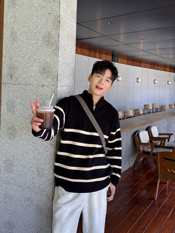 男士条纹针织衫秋冬款撞色宽松休闲百搭套头半拉链立领毛衣外套潮