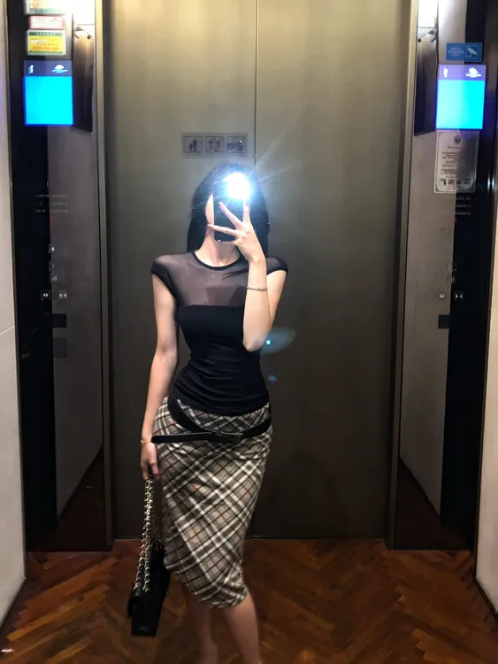 辣妹风正肩t恤女网纱拼接上衣复古格纹包臀A字半身裙两件套