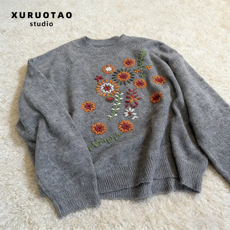 XURUOTAO【向日葵】100绵羊毛花朵立体绣花显瘦花灰色上衣 T5918
