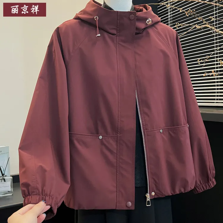 妈妈装连帽冲锋衣外套秋装新款2025宽松中年红色短款工装上衣