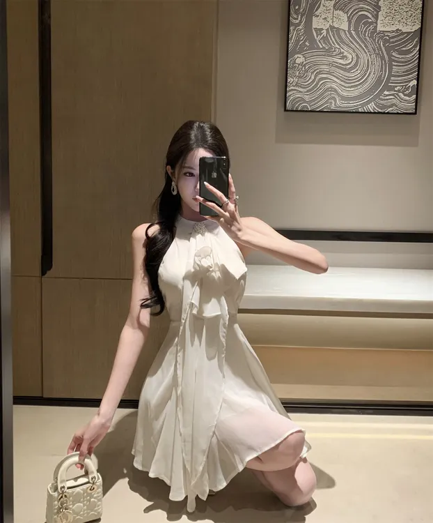 气质性感挂脖不规则纯欲杏色收腰短裙超多裁片显瘦水钻高级连衣裙