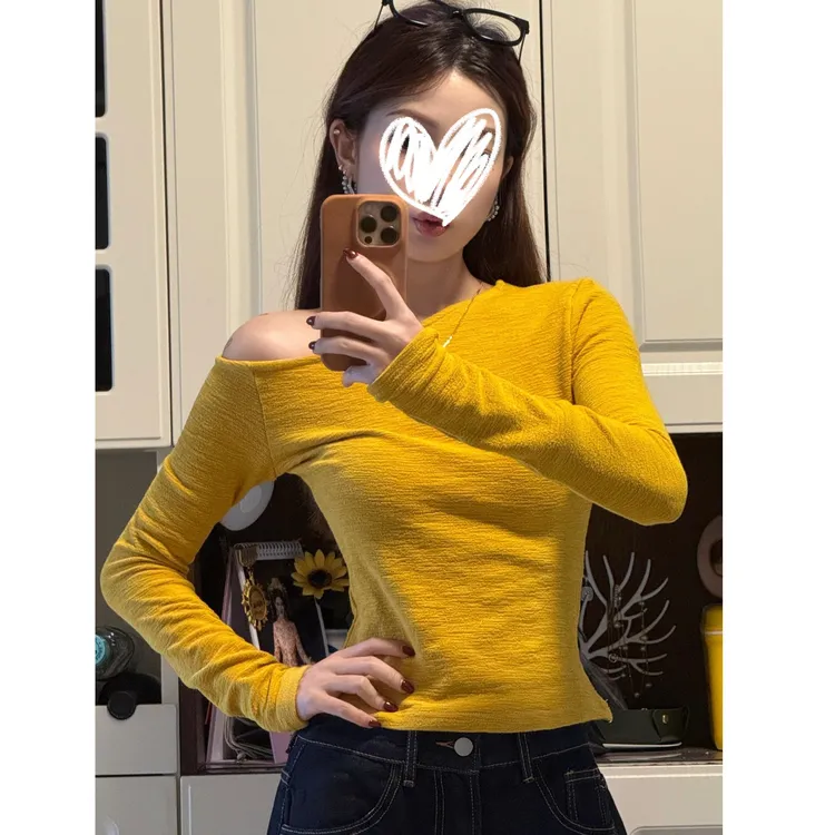 YIDENG黄色斜肩长袖t恤春季可外穿修身内搭打底纯欲露肩上衣