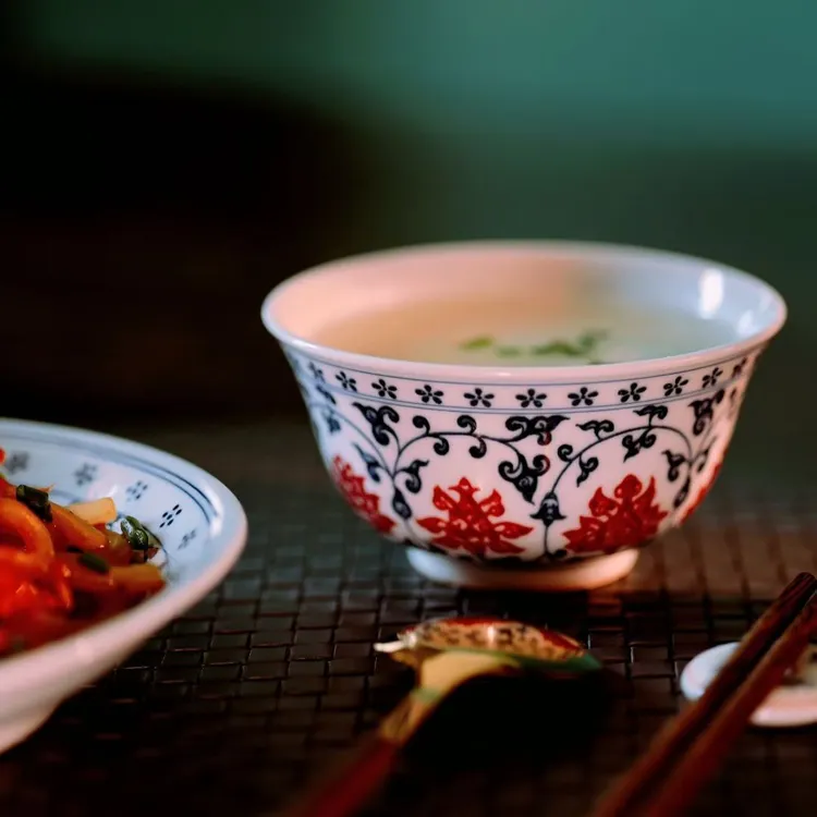 手绘青花釉里红缠枝莲一人食碗盘