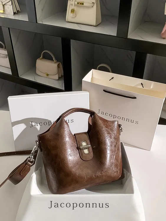 【雅各邦】真皮复古咖啡色水桶包女斜挎2025新款轻奢软皮菜篮子包