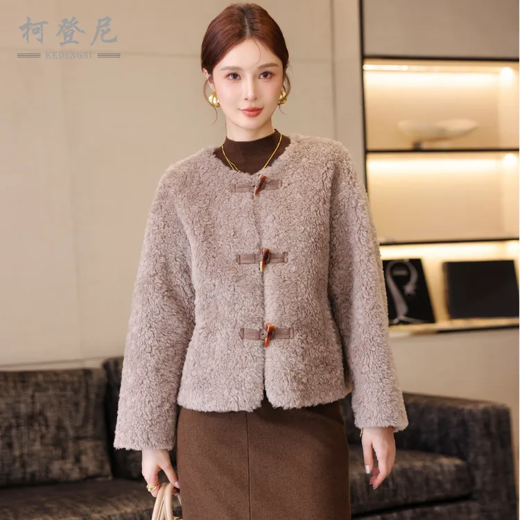 羊羔毛外套女2025冬季新款海宁短款圆领牛角扣100%羊剪绒皮毛一体