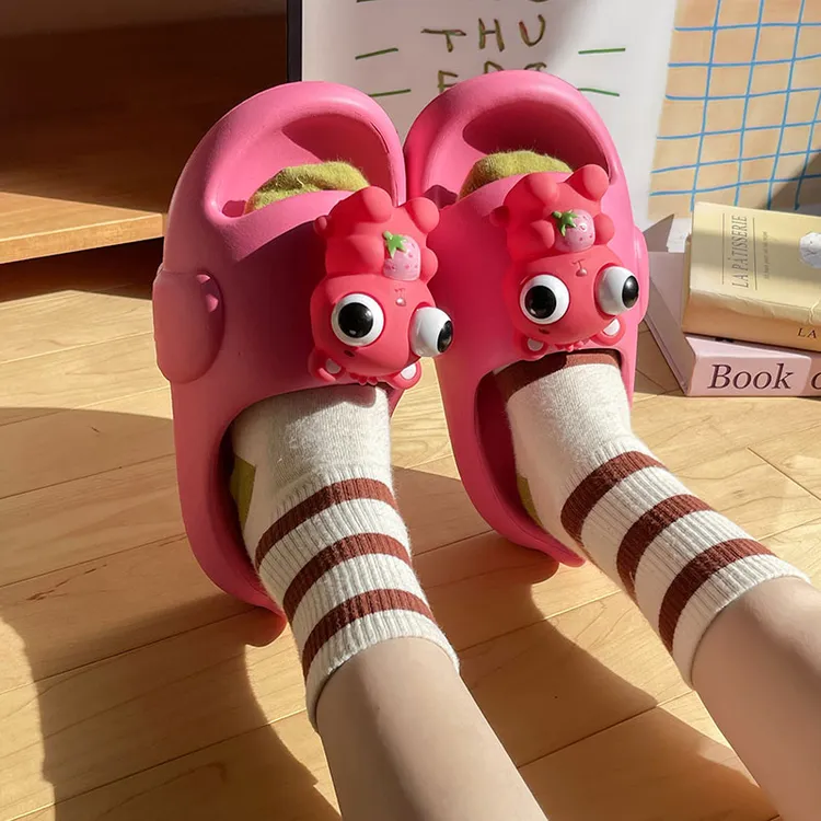 可爱爆眼怪踩屎感拖鞋女2025新款居家防滑卡通吐刀乐情侣卡通凉拖