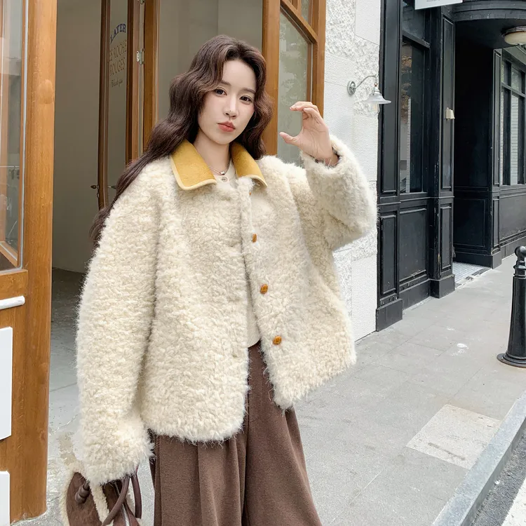 奶呼呼软糯撞色翻领皮毛一体外套女2025冬季新款韩系羊羔毛短上衣