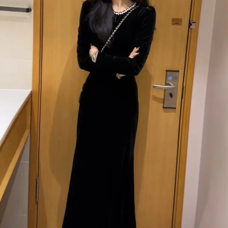 法式丝绒连衣裙女士显瘦气质长袖网红时尚修身打底黑色开叉裙子