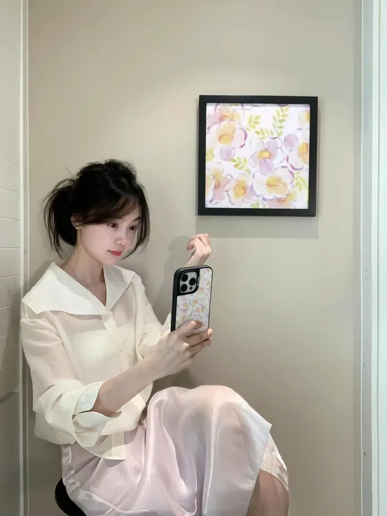 2025春季新款韩系气质翻领白衬衫光泽感高腰花苞直筒半身裙两件套