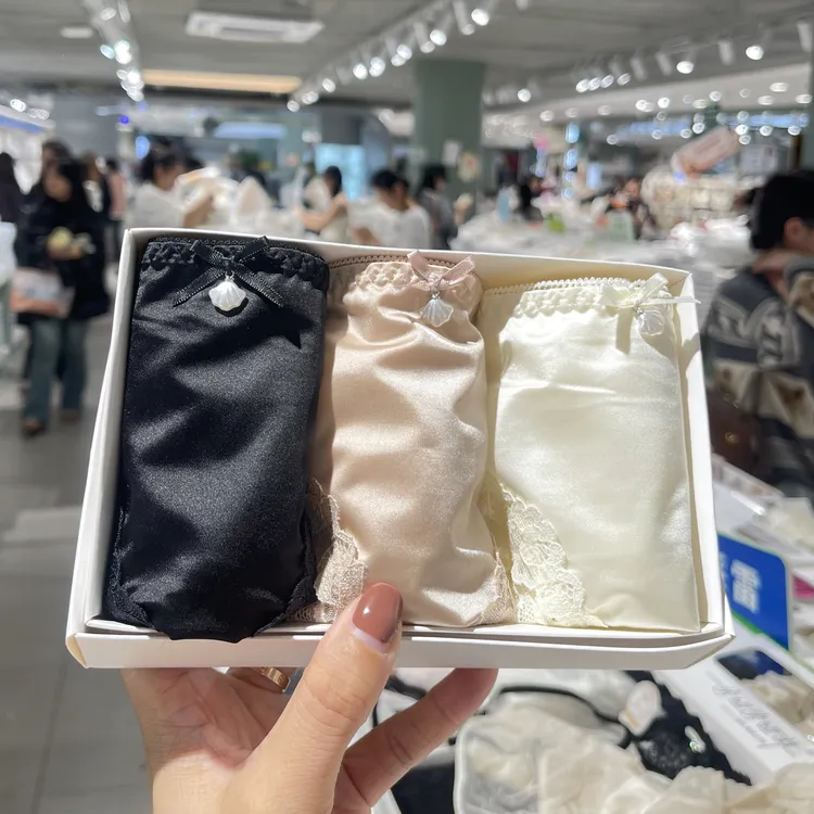 相遇季节 新款维秘女士中腰性感蕾丝无痕缎面透气舒适三角内裤