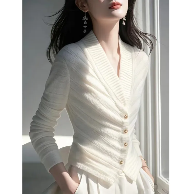 今年流行独特白色毛衣女2024冬季高级感针织衫内搭上衣裤子两件套