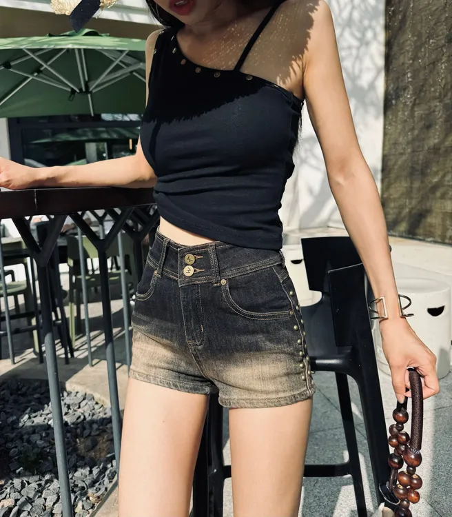 重工美式铆钉设计感辣妹包臀显瘦高腰紧身弹力牛仔短裤