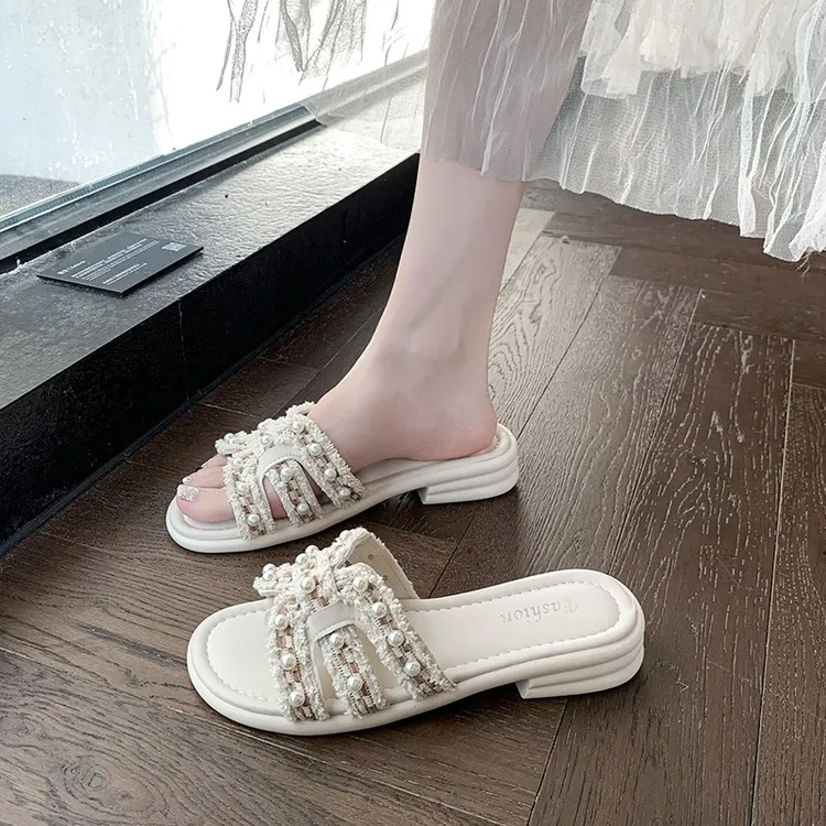 2025夏季新款小香风珍珠拖鞋女外穿平底一字拖百搭沙滩凉拖配裙子