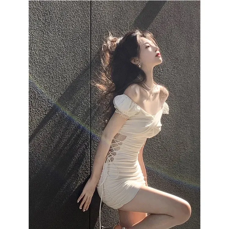 甜辣v领镂空连衣裙女紧身显瘦设计感泡泡袖包臀裙子