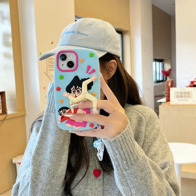 (苹果)旋转小新打屁屁可爱卡通适用iPhone16创意立体软硅胶手机壳