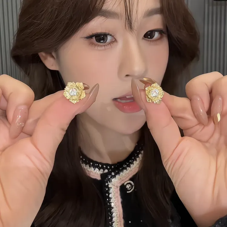 铜合金耳饰 甜美气质简约锆石花朵耳钉女高级感时尚百搭气质耳环