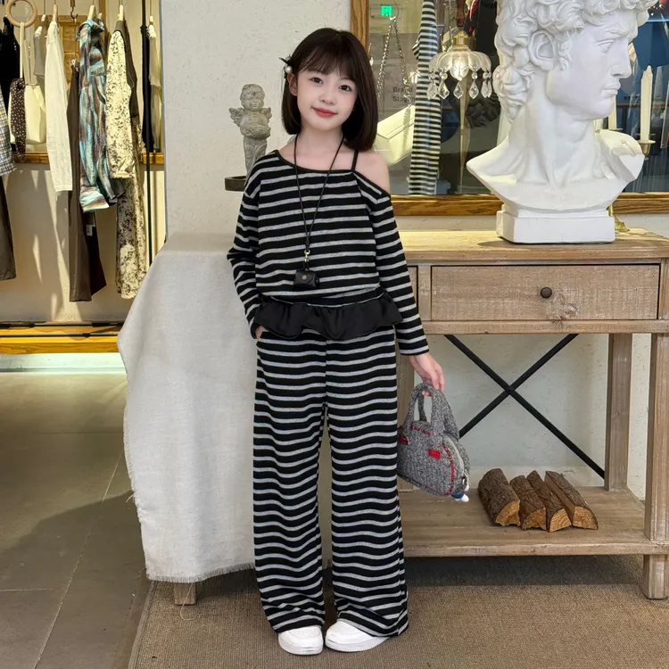 女童长袖露肩卫衣套装春秋2025新款斜字肩条纹直筒木耳边阔腿裤潮