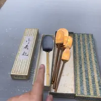 瓷片密密麻麻地铺满一层