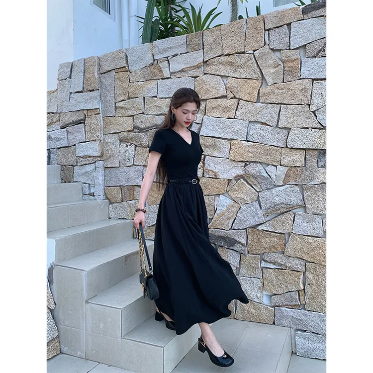 六指导 慢调巴黎 简约通勤气质黑连衣裙女夏高腰弹力显瘦伞摆长裙