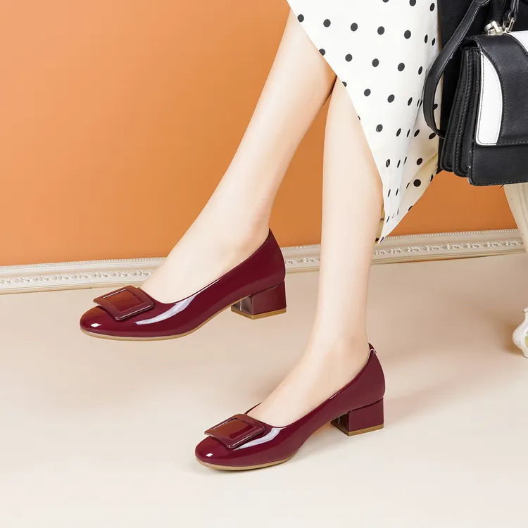 方扣浅口法式单鞋2025新款漆皮圆头真皮女鞋气质高跟鞋红色婚宴鞋