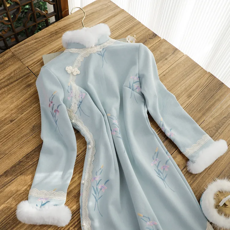 俏娘鱼蓝色保暖毛绒领新中式旗袍女2025冬新款日常可穿改良年轻款