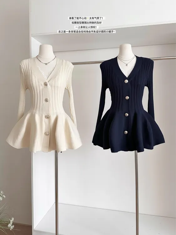 秋冬优雅小香风金属扣V领蓬蓬连衣裙女长袖针织裙修身收腰A字裙子