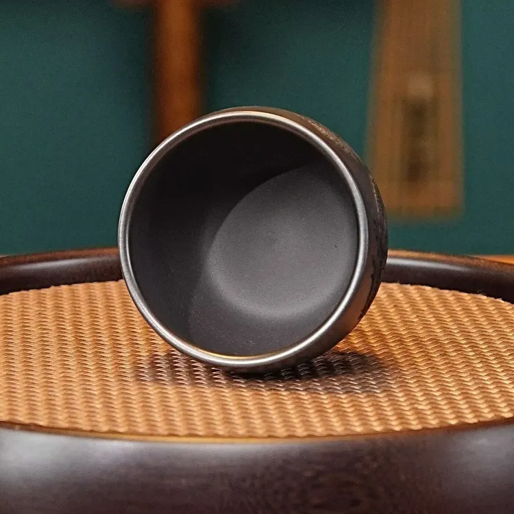 宜兴全手工紫砂茶具原矿石黄泥料刻绘龙行天下主人杯品茗杯商品图