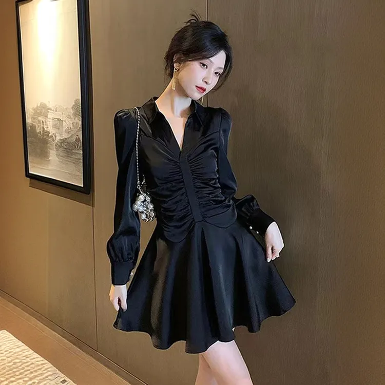 2025秋季新款高级轻奢显瘦小黑裙女法式赫本风褶皱收腰长袖连衣裙