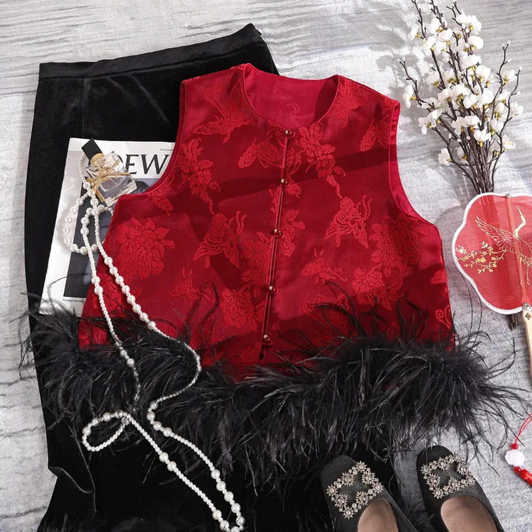 南油轻奢不显老国风马甲立体雕花拼红织绒缎鸵鸟毛马夹百搭背心女