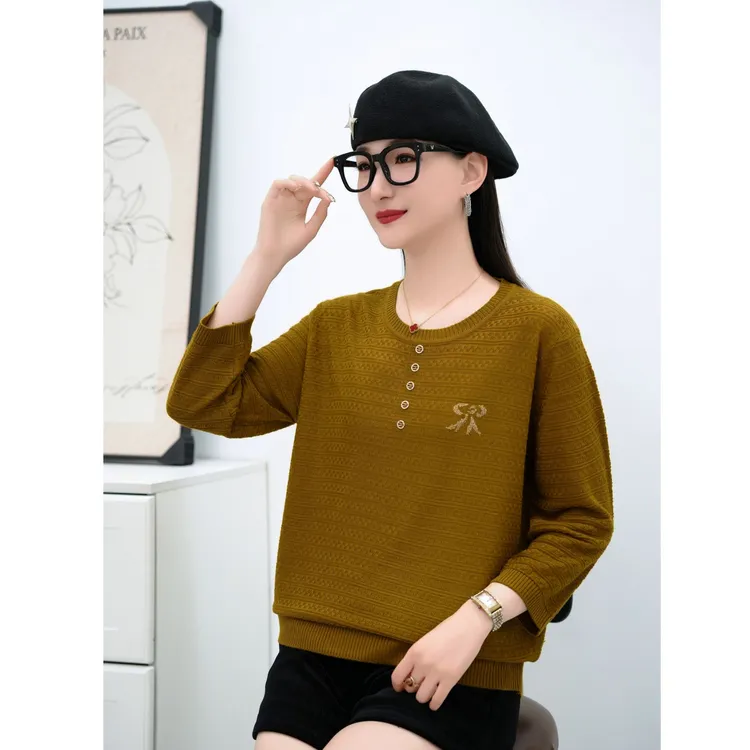 中老年人妈妈装2025年春季新款简约圆领七分袖纽扣刺绣花针织上衣