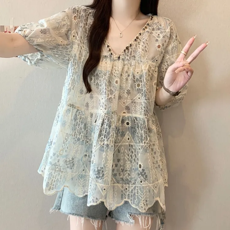 大码不规则刺绣镂空V领短袖衬衫女夏季胖MM宽松显瘦蕾丝小衫上衣