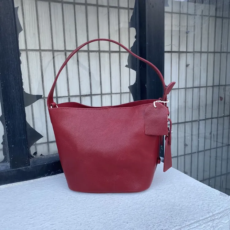 新品头层植鞣牛皮韩版头层牛皮腋下包菜篮子单肩斜挎水桶包81167