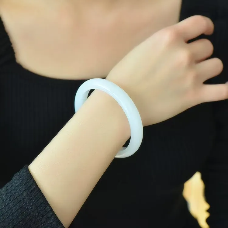 天然玉石正品精致内扁外圆宽条手镯带盒子（多样性发一件）